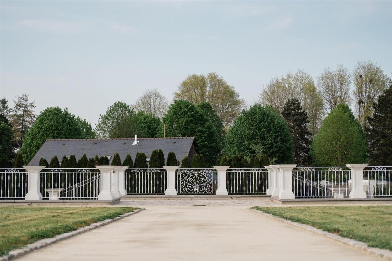 Bed and Breakfast Domaine Les Jardins Darsene Tinteniac Экстерьер фото